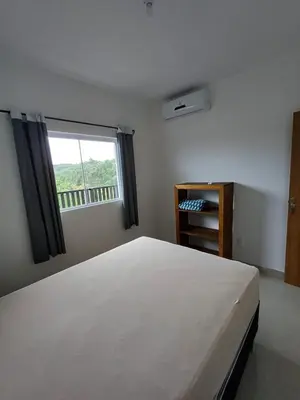 Uma cama ou camas num quarto em AP 01 praia de mariscal