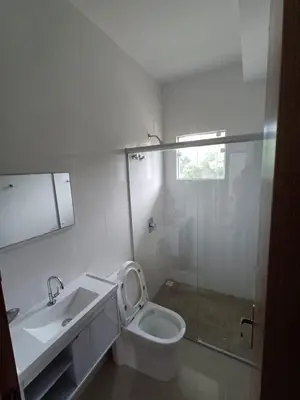 Uma casa de banho em AP 01 praia de mariscal