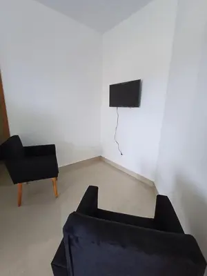 Uma televisão e/ou sistema de entretenimento em AP 06 Praia Mariscal 800mt mar