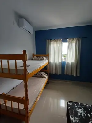 Uma cama ou camas num quarto em AP Praia Mariscal 800mt mar 07