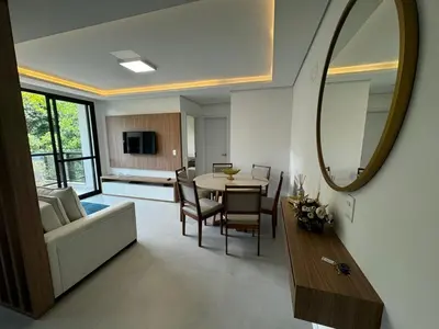Uma televisão e/ou sistema de entretenimento em Cód 29 - Apartamento elegante no Oasis do Atlântico com piscina e spa