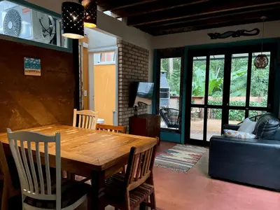 Uma área de estar em Casa Saíra