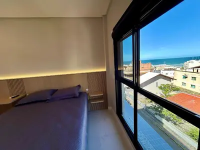 Uma cama ou camas num quarto em Mirante do Oceano hospedaria à 70 metros da praia, com piscina aquecida, sala de jogos, academia e espaço kids!!