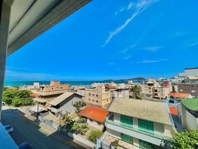 Uma vista do mar geral ou uma vista do mar a partir do apartamento
