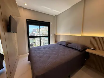 Uma cama ou camas num quarto em Mirante do Oceano hospedaria à 70 metros da praia, com piscina aquecida, sala de jogos, academia e espaço kids!!