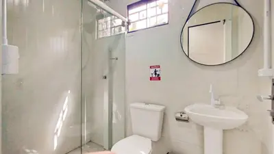 Uma casa de banho em RJ408-02 Container a 650m de la playa de Mariscal