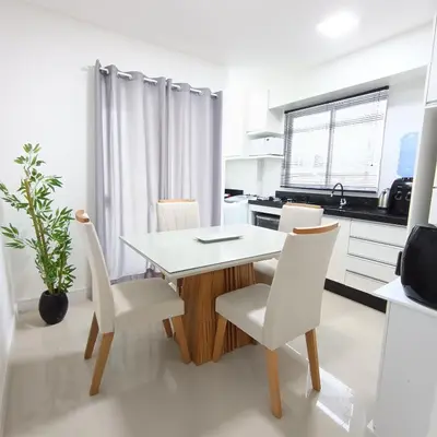Uma área de estar em Charmoso apartamento 2 quartos 2 cuadras do mar Itapema