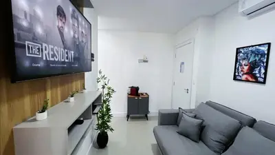 Uma área de estar em Charmoso apartamento 2 quartos 2 cuadras do mar Itapema
