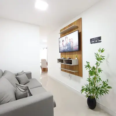 Uma televisão e/ou sistema de entretenimento em Charmoso apartamento 2 quartos 2 cuadras do mar Itapema
