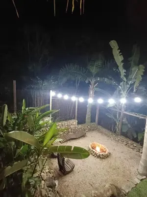 Um jardim no exterior de Casa Estação Atlântica