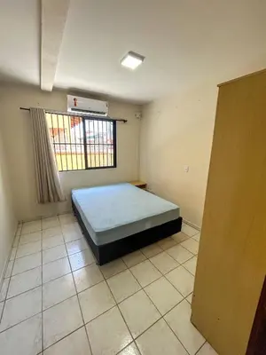 Uma cama ou camas num quarto em Tucano 01 a passos do mar com área gourmet