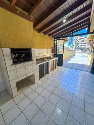 A cozinha ou kitchenette de Tucano 01 a passos do mar com área gourmet