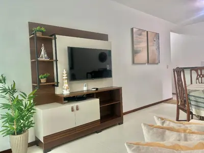 Uma televisão e/ou sistema de entretenimento em Completo! Apto completo na praia de Palmas OJ03I