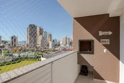 O edifício onde o apartamento está situado