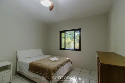 Uma cama ou camas num quarto em Casa 3Q c/ Churrasqueira 140m da Praia RAE0126
