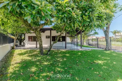 Um jardim no exterior de Casa 3Q c/ Churrasqueira 140m da Praia RAE0126