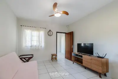 Uma televisão e/ou sistema de entretenimento em Casa 3Q c/ Churrasqueira 140m da Praia RAE0126