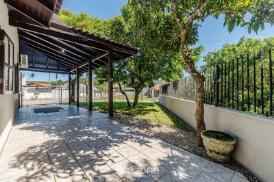 Um jardim no exterior de Casa 3Q c/ Churrasqueira 140m da Praia RAE0126
