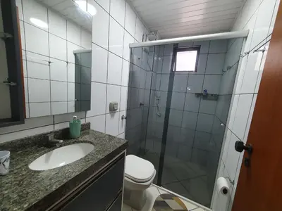 A planta de Apto Meia Praia - Itapema 130m do mar com roupa de cama e toalhas
