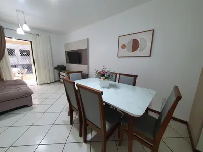 A planta de Apto Meia Praia - Itapema 130m do mar com roupa de cama e toalhas