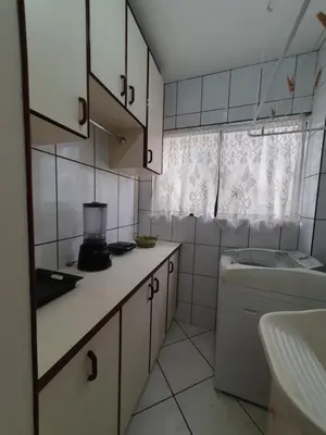 A planta de Apto Meia Praia - Itapema 130m do mar com roupa de cama e toalhas