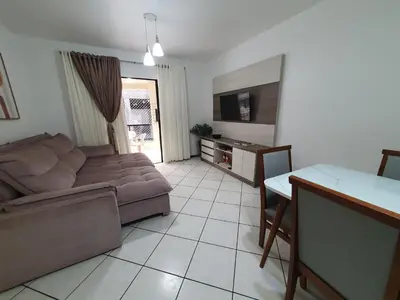 A planta de Apto Meia Praia - Itapema 130m do mar com roupa de cama e toalhas