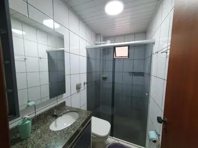 A planta de Apto Meia Praia - Itapema 130m do mar com roupa de cama e toalhas
