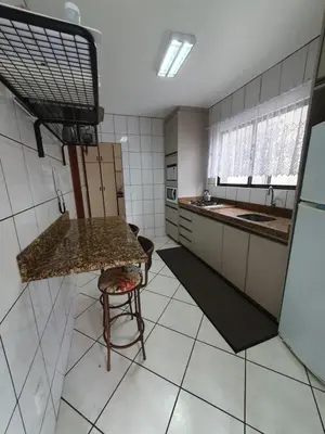 A planta de Apto Meia Praia - Itapema 130m do mar com roupa de cama e toalhas