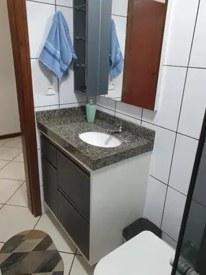 A planta de Apto Meia Praia - Itapema 130m do mar com roupa de cama e toalhas