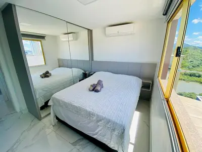 Uma cama ou camas num quarto em Apto Alto Padrão, vista panorâmica para toda a orla e mar, 2Q, 1 vaga