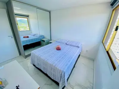 Uma cama ou camas num quarto em Apto Alto Padrão, vista panorâmica para toda a orla e mar, 2Q, 1 vaga
