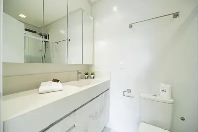Uma casa de banho em Achei Itapema • Place D'France, R. 424