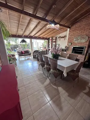 Uma área de estar em Casa em Bombas