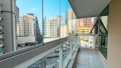 Uma vista geral de Itapema ou a vista da cidade a partir do apartamento
