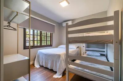 Uma cama ou camas num quarto em Casa alto padrão com piscina p/15 pessoas