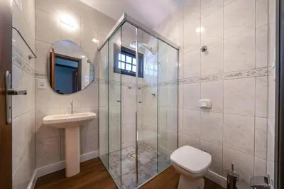 Uma casa de banho em Casa alto padrão com piscina p/15 pessoas
