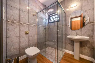 Uma casa de banho em Casa alto padrão com piscina p/15 pessoas