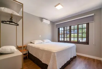 Uma cama ou camas num quarto em Casa alto padrão com piscina p/15 pessoas