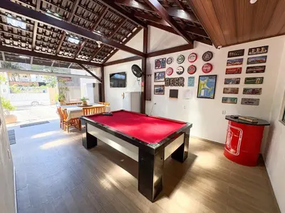 Uma mesa de bilhar em CASA GOLFINHO 348 - piscina privativa, mesa de sinuca, jogos e churrasqueira