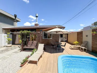 A piscina em ou perto de CASA GOLFINHO 348 - piscina privativa, mesa de sinuca, jogos e churrasqueira