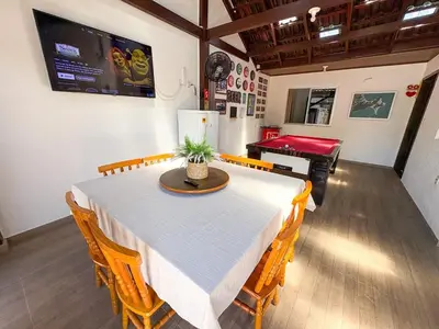 Uma televisão e/ou sistema de entretenimento em CASA GOLFINHO 348 - piscina privativa, mesa de sinuca, jogos e churrasqueira
