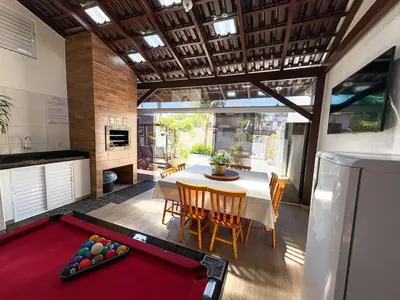 Uma área de estar em CASA GOLFINHO 348 - piscina privativa, mesa de sinuca, jogos e churrasqueira