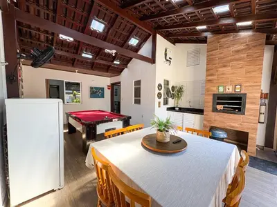 A cozinha ou kitchenette de CASA GOLFINHO 348 - piscina privativa, mesa de sinuca, jogos e churrasqueira