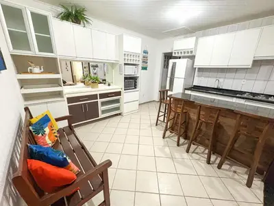 A cozinha ou kitchenette de CASA GOLFINHO 348 - piscina privativa, mesa de sinuca, jogos e churrasqueira