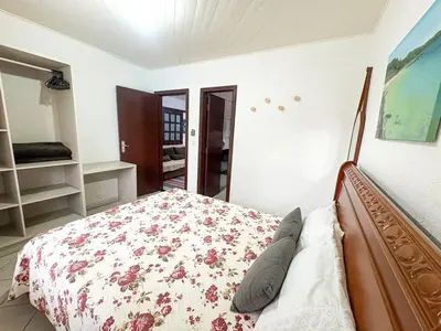 Uma cama ou camas num quarto em CASA GOLFINHO 348 - piscina privativa, mesa de sinuca, jogos e churrasqueira