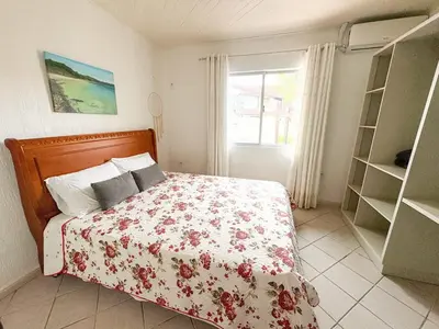 Uma cama ou camas num quarto em CASA GOLFINHO 348 - piscina privativa, mesa de sinuca, jogos e churrasqueira