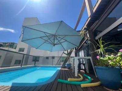 A piscina em ou perto de Cobertura com piscina a 80 mt da praia de Bombas