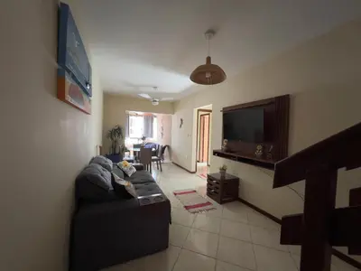 Uma televisão e/ou sistema de entretenimento em Cobertura com piscina a 80 mt da praia de Bombas