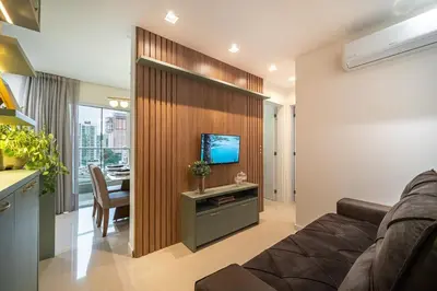 Uma televisão e/ou sistema de entretenimento em Achei Itapema • 803A, Mirante das Oliveiras