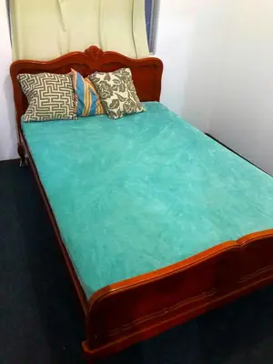 Uma cama ou camas num quarto em Quartos 50 metros do mar